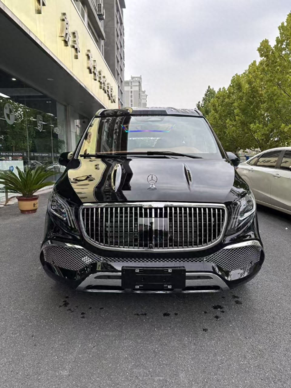 奢华尊驾：24 款奔驰威霆帷幕小高顶单门橙色内饰(图1)