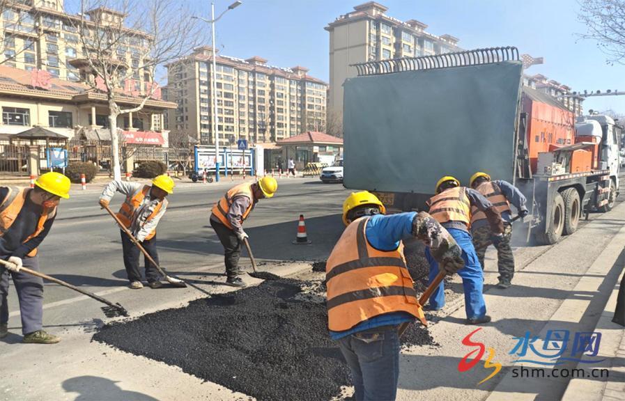 烟台：“公路医生”上岗 修复道路坑洼(图1)
