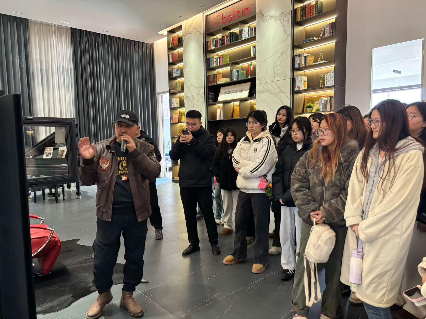 淮阴师范学院环境设计专业学生赴铂里蒂尼工厂开展装饰材料与技术实践教学——以实践赋能课堂 探索材料与工艺的融合创新(图1)